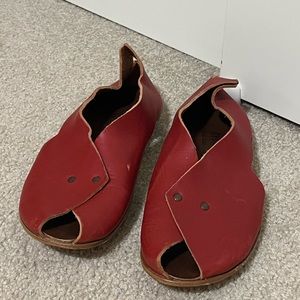 Cydwoq Red Open Toed Flats